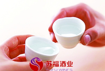 南京批发白酒时看酒花搓酒闻香来辨别靠谱吗